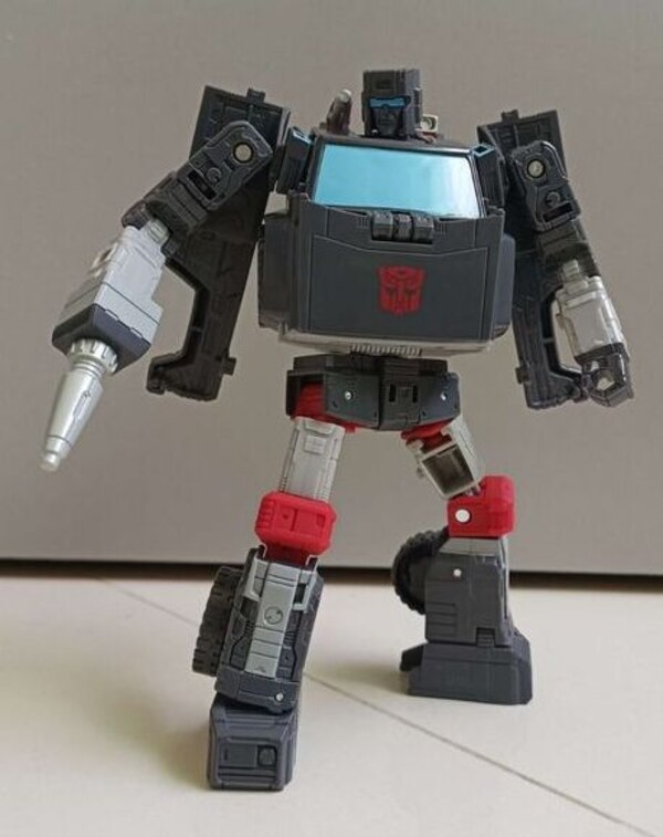 Image Of Autobot Trailbreaker In Hand From Transformers Generations Buzzworthy  (11 of 13)